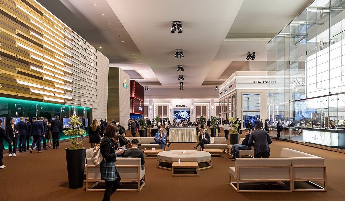 Visitors during the Watches and Wonders GENEVA, in Geneva, Switzerland, Monday, March 27, 2023. The Master Event of the Watches and Wonders ecosystem brings together the leading names of the Watchmaking and luxury industry from March 27 to April 2, 2023 at Geneva Palexpo. (KEYSTONE/Cyril Zingaro)